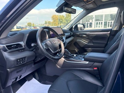 2025 Toyota Highlander Hybrid Platinum