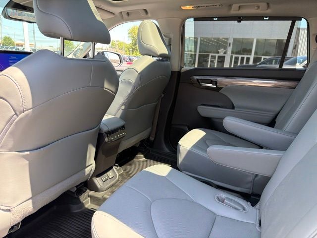 2025 Toyota Highlander Platinum