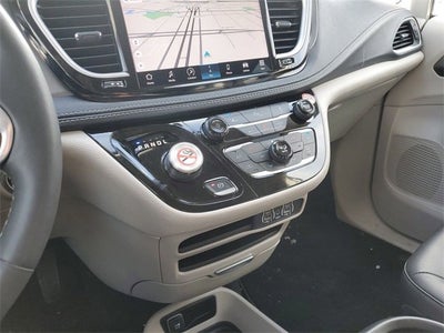 2024 Chrysler Pacifica Hybrid Select