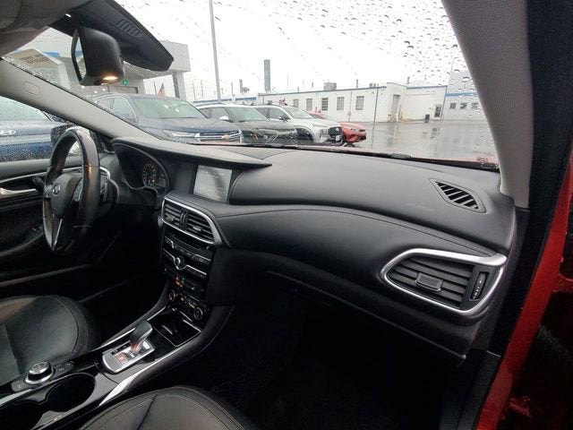 2017 INFINITI QX30 Premium