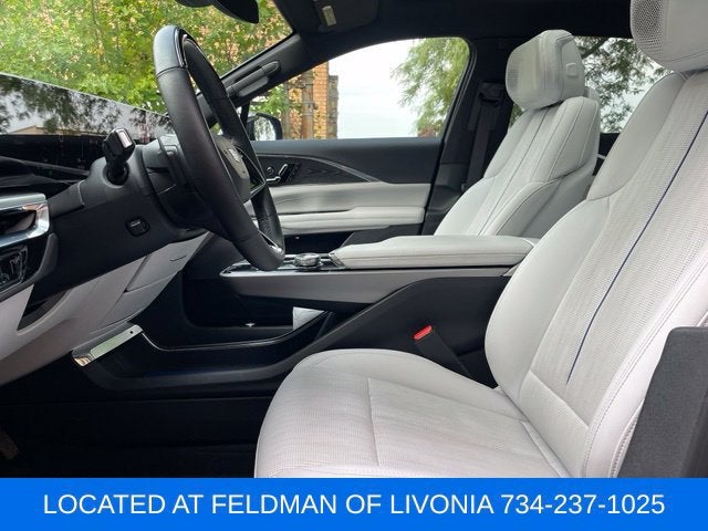 2024 Cadillac LYRIQ Luxury 2